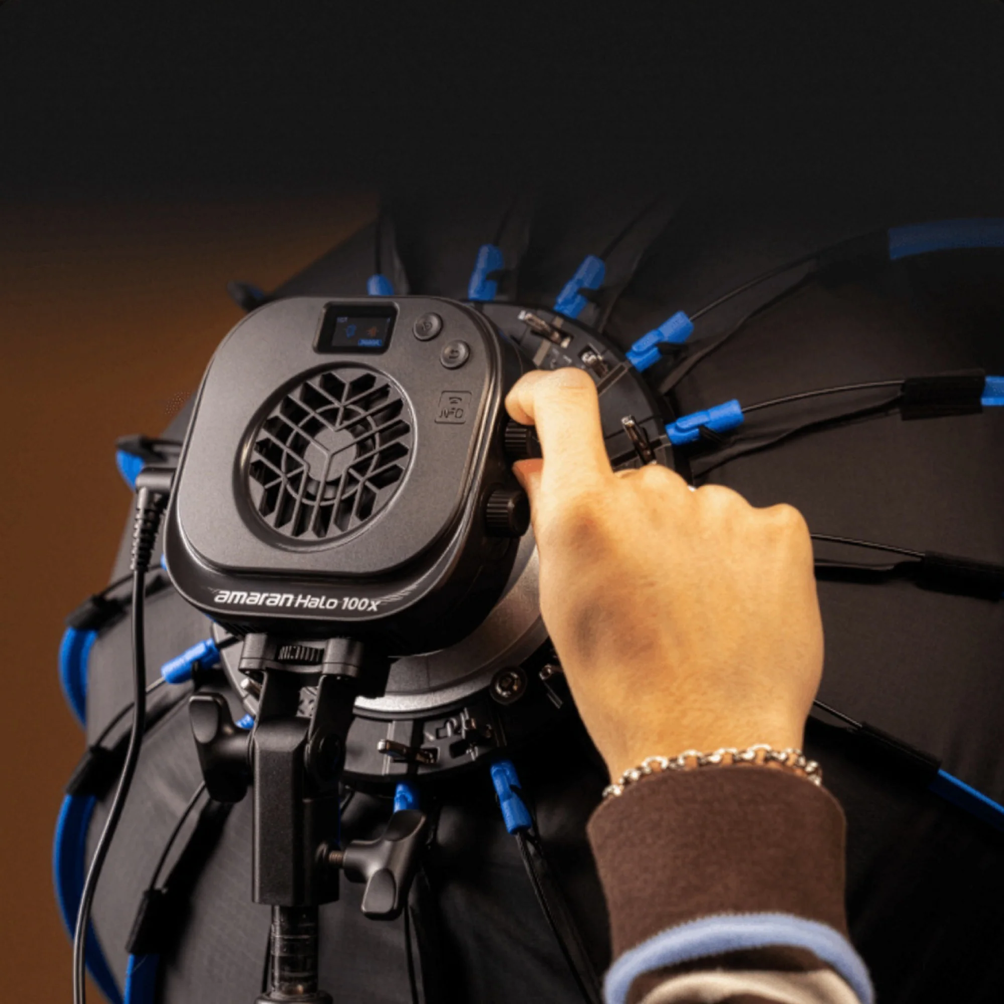 Amaran Halo 100x 100W Bi-color Bowens Mount COB Light with 85-degrees Beam Angle - Image 9