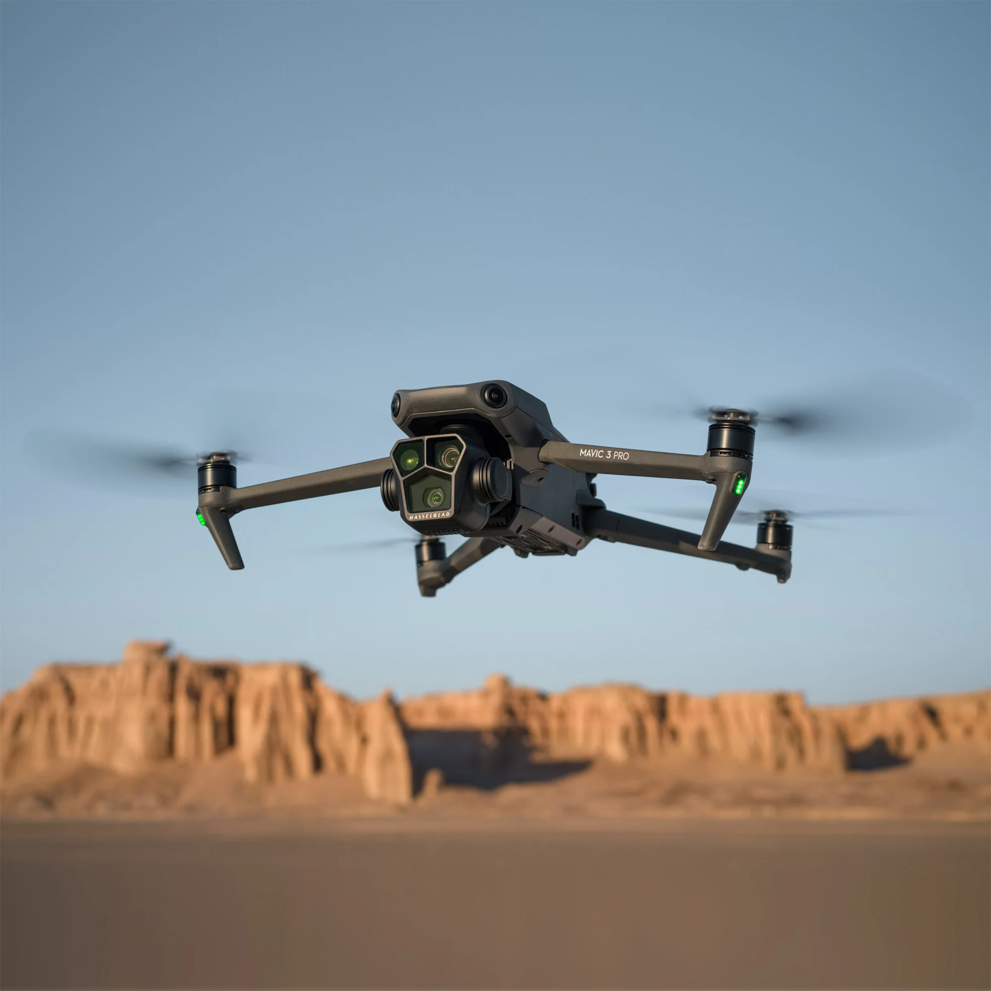 DJI Mavic 3 Pro Drone with DJI RC, Goggles 2, 128GB Memory Card and Landing Pad Bundle - Image 6