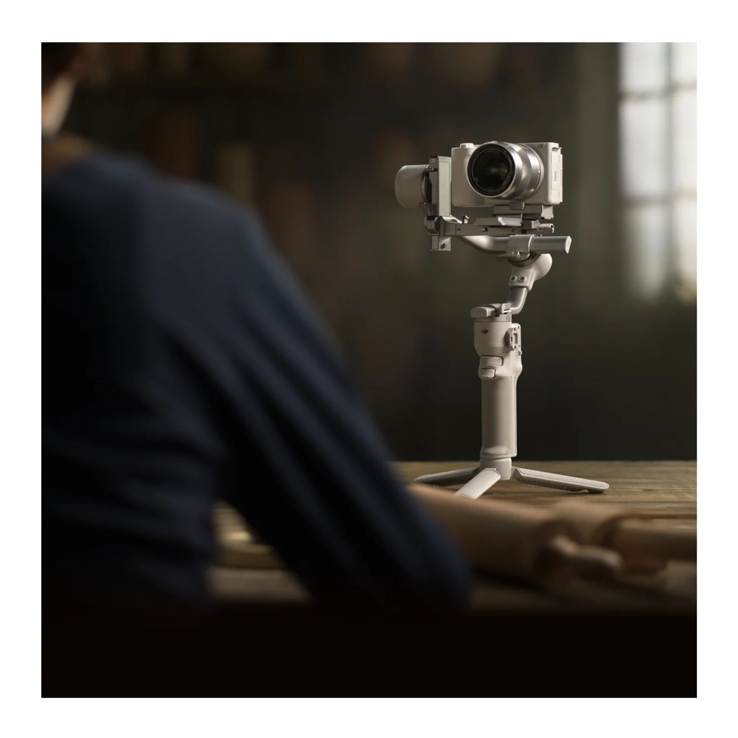 DJI RS 4 Mini Gimbal Stabilizer with Mic Mini (2 TX+ 1 RX+ Charging Case), Case, and 2 Lavalier Mics - Image 8