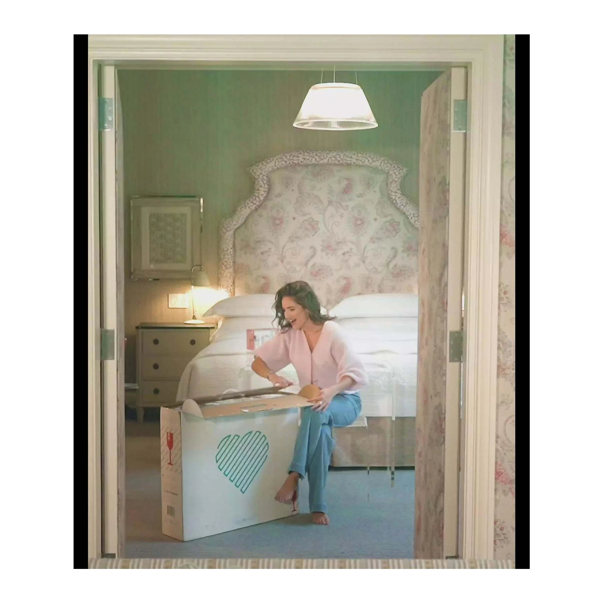 Glamcor RIKI LOVES RIKI RIKI TALL 20 x 28-Inch Vanity Mirror with Dual Voltage and Clip (White) - Image 5