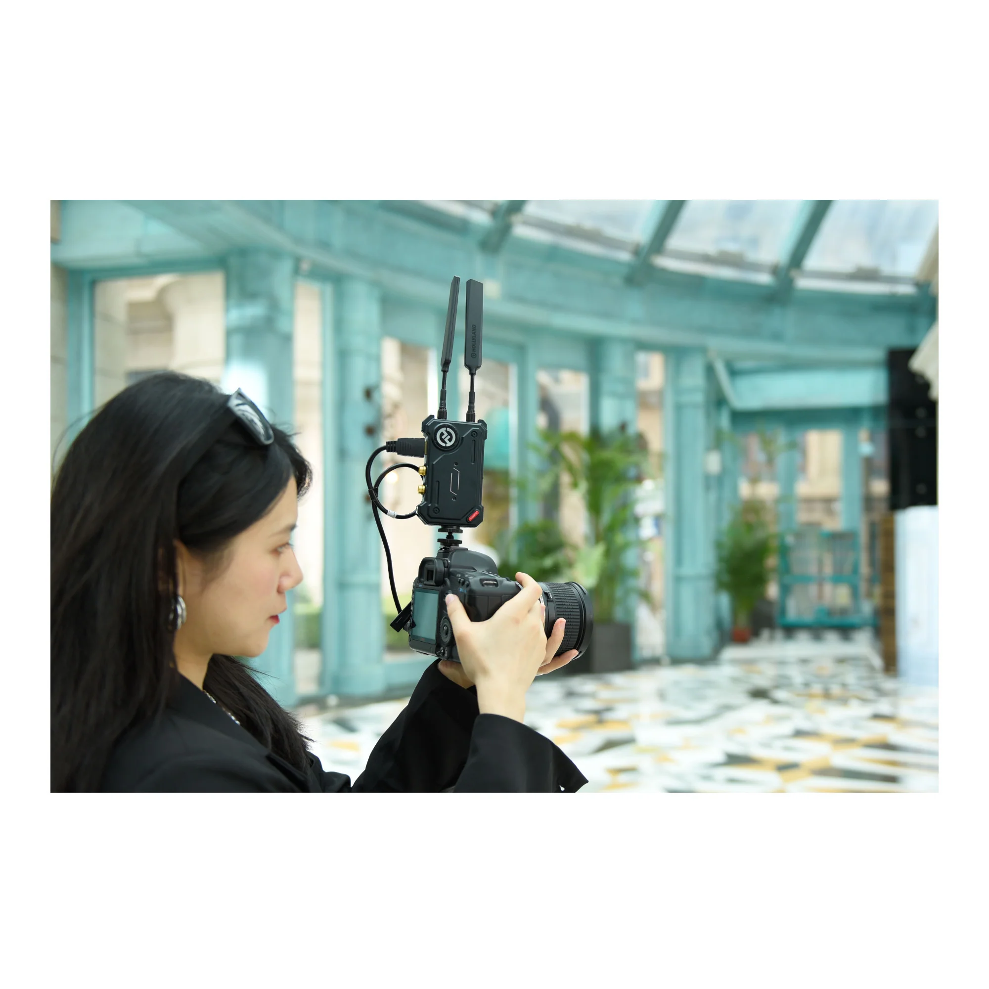 Hollyland Cosmo C1 Wireless SDI/HDMI Transmission System with 2-Pack Battery and Charger - Image 14