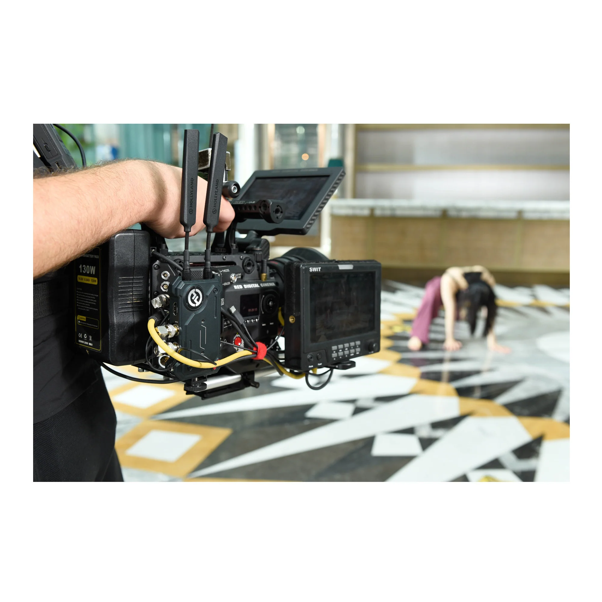 Hollyland Cosmo C1 Wireless SDI/HDMI Transmission System with 2-Pack Battery and Charger - Image 15