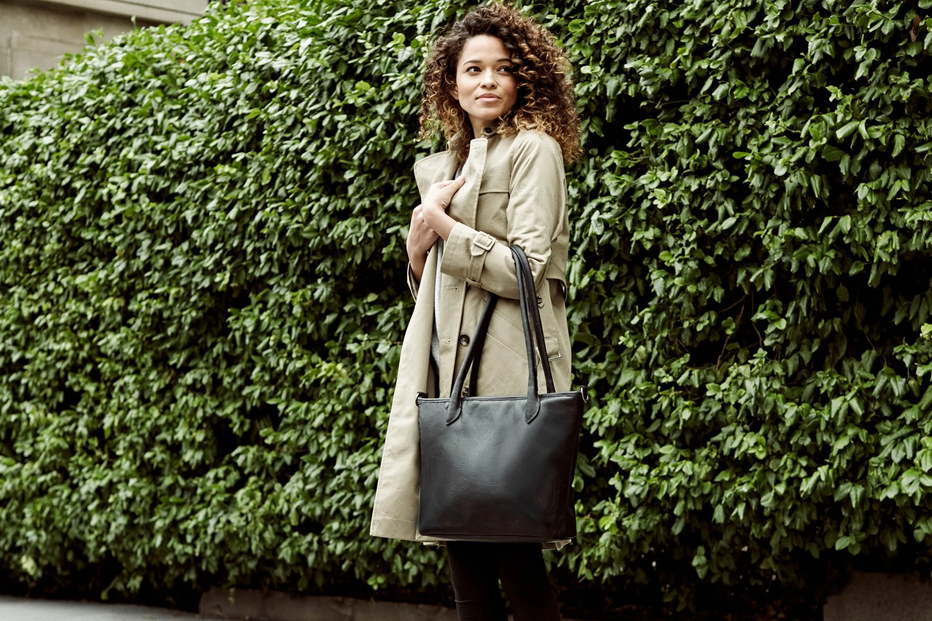 ONA Leather Capri Camera and Laptop Shoulder Tote Bag (Black) - Image 6