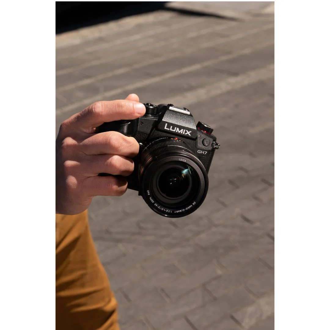 Panasonic LUMIX GH7 Micro Four Thirds Mirrorless Camera with 12-60mm Leica Lens - Image 7