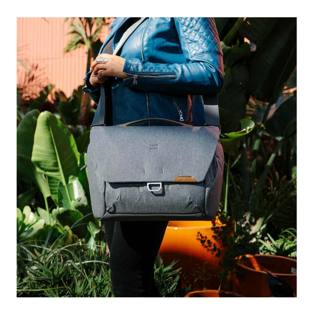 Peak Design 13L Everyday Messenger v2 Bag (Ash) - Image 6