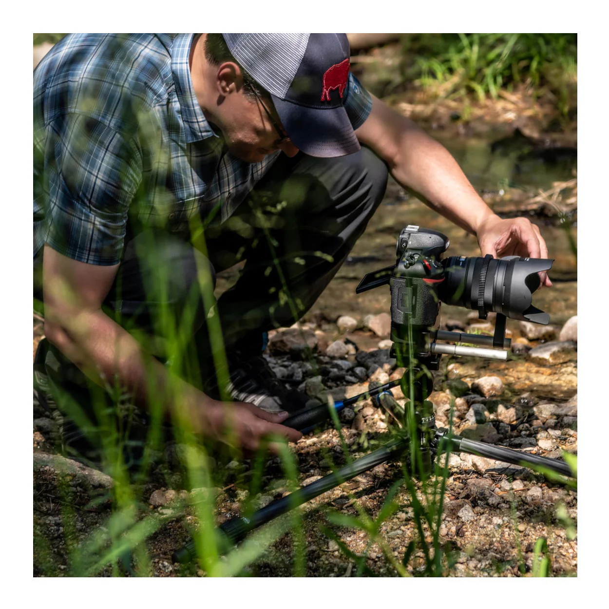 Slik PRO 634CF-SVH Carbon Fiber Tripod with SVH-501 Compact Fluid Video Head - Image 6