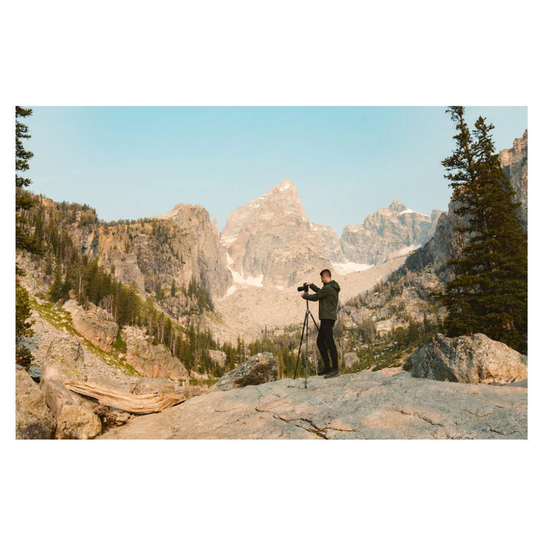 Slik Vari CF-704 Carbon Fiber Tripod Professional Kit with Lightweight and Aluminum Body (Legs Only) - Image 7