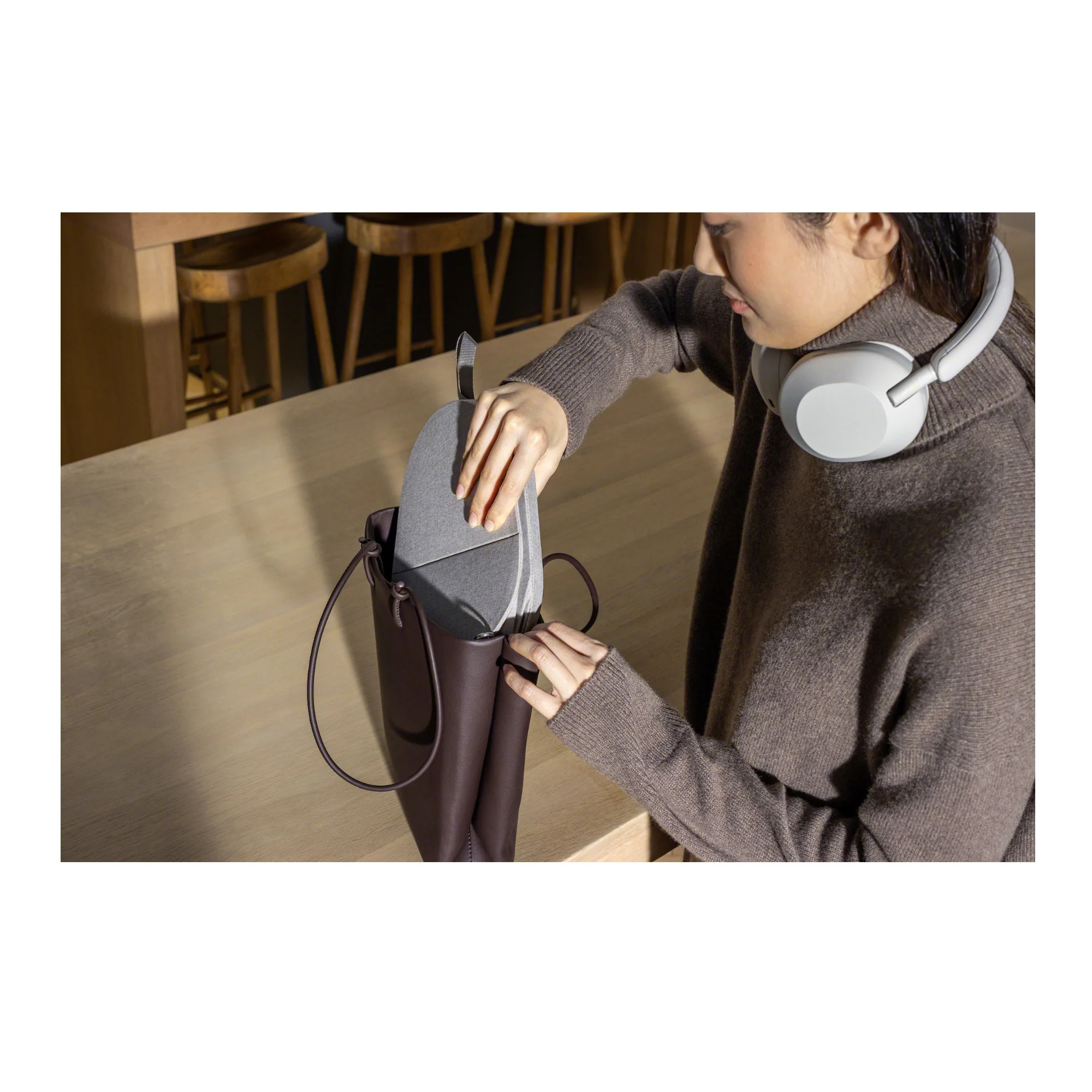 Sony WH-1000XM5 Wireless Noise Canceling Over-Ear Headphones (Silver) - Image 8