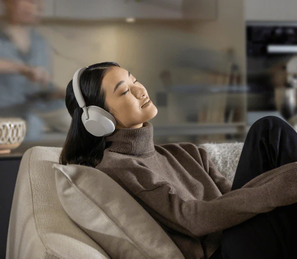 Sony WH-1000XM5 Wireless Noise Canceling Over-Ear Headphones (Silver) with 10,000mAh Power Bank - Image 8