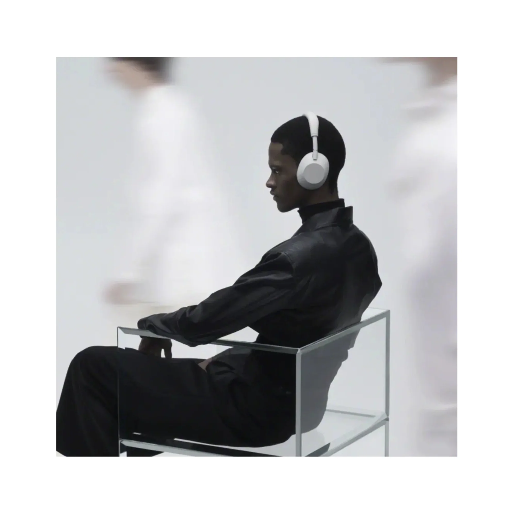 Sony WH-1000XM6 Wireless Headphones (Silver) Bundle with Clip-On Light - Image 7