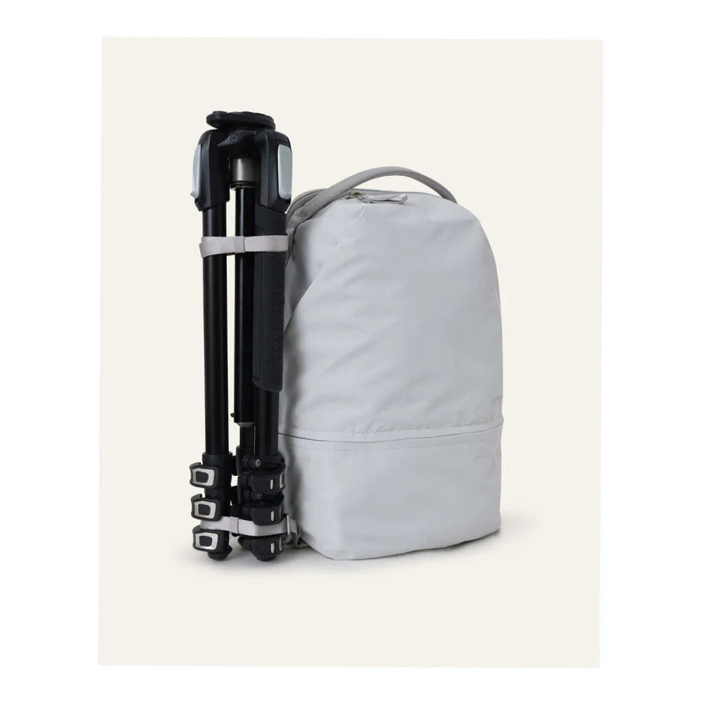 Urth Arkose 20L Modular Lightweight Backpack with Snap-in-Half Design and 12 Storage Zone (Ash Gray) - Image 6