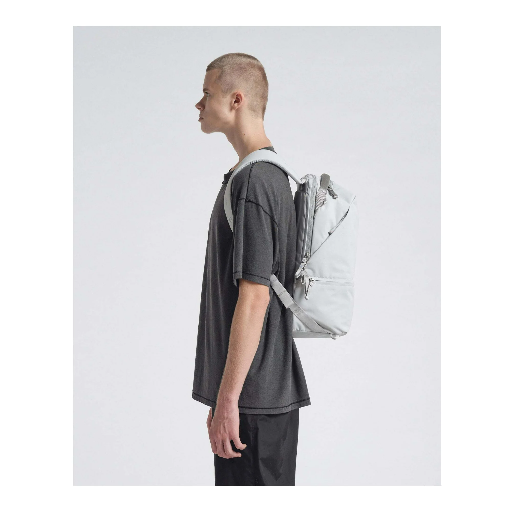 Urth Arkose 20L Modular Lightweight Backpack with Snap-in-Half Design and 12 Storage Zone (Ash Gray) - Image 7