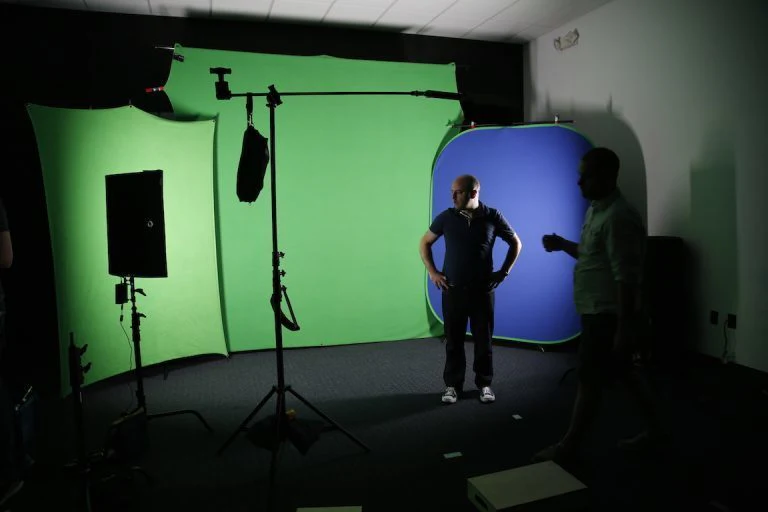 Westcott Wrinkle-Resistant Backdrop (Green Screen, 9' x 10') - Image 10