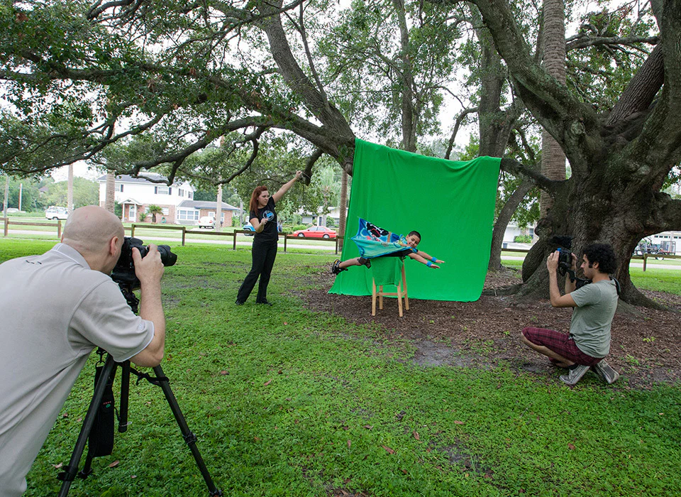 Westcott Wrinkle-Resistant Backdrop (Green Screen, 9' x 10') - Image 6