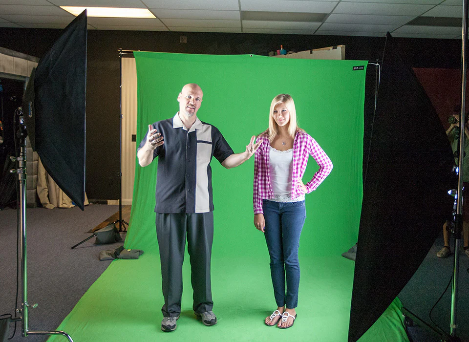 Westcott 9 x 20-Feet Wrinkle-Resistant Polyester Background (ChromaKey Green) - Image 14