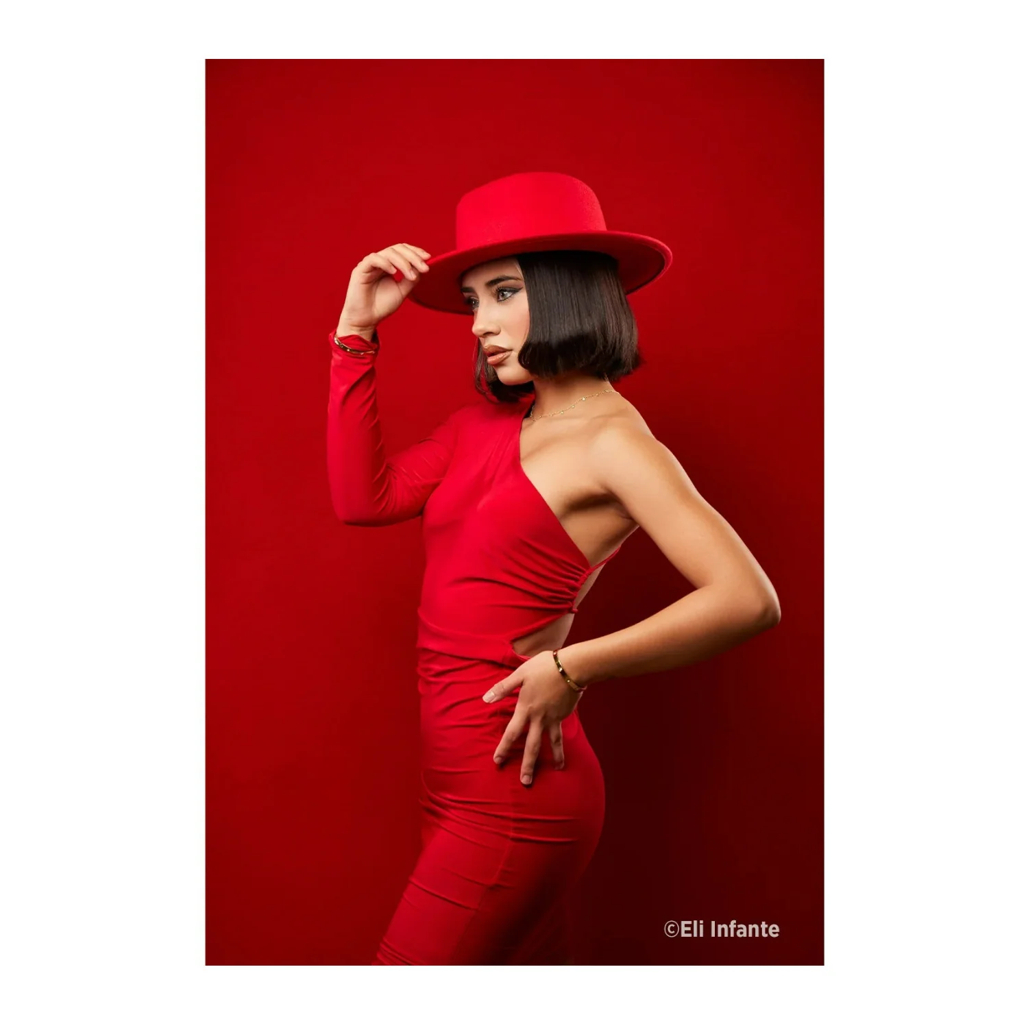 Westcott Wrinkle-Resistant, Machine-Washable Backdrop (Scarlet Red, 9 x 20 Feet) - Image 2