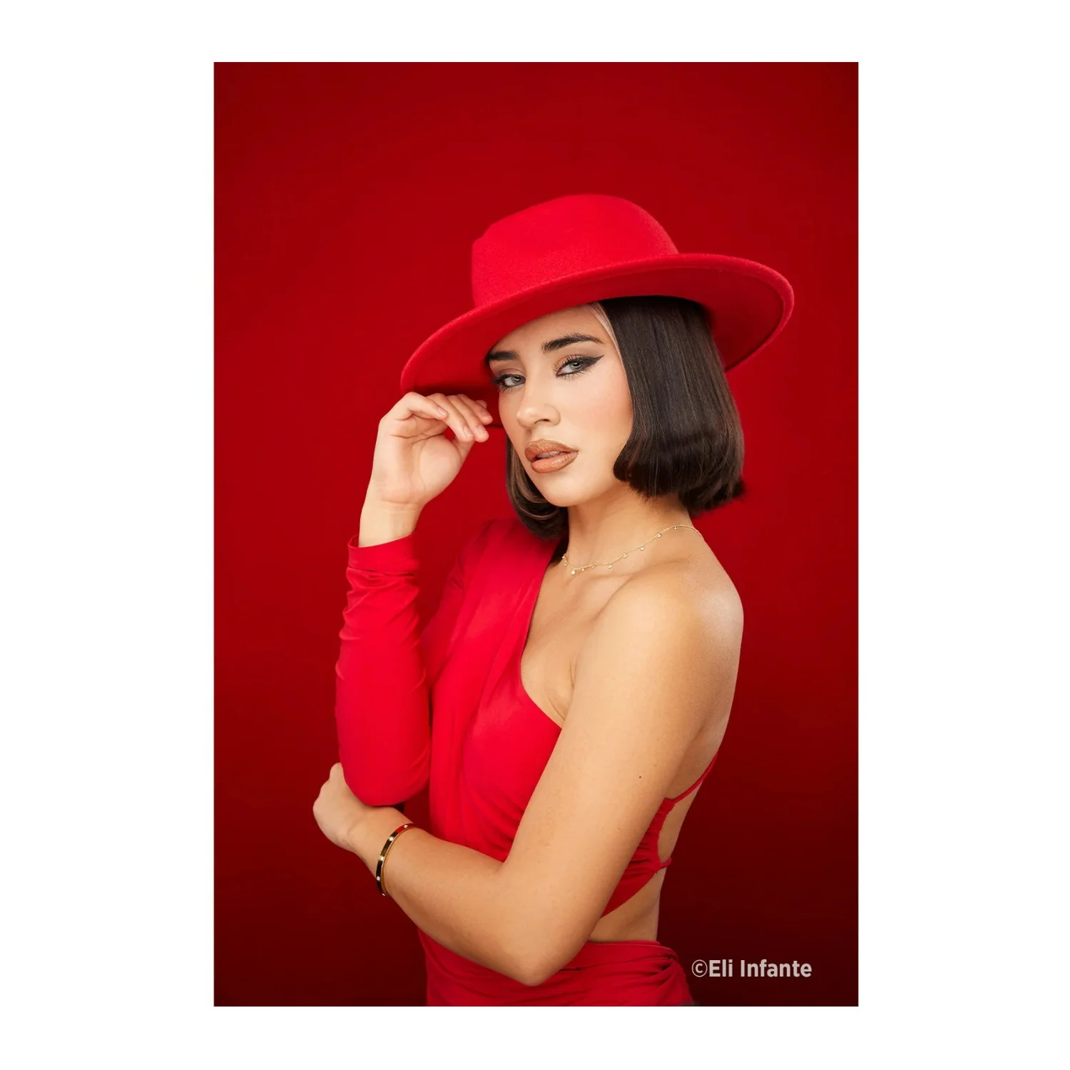 Westcott Wrinkle-Resistant, Machine-Washable Backdrop (Scarlet Red, 9 x 20 Feet) - Image 3