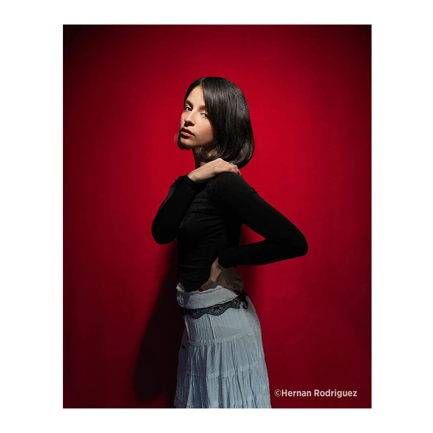 Westcott Wrinkle-Resistant, Machine-Washable Backdrop (Scarlet Red, 9 x 20 Feet) - Image 4